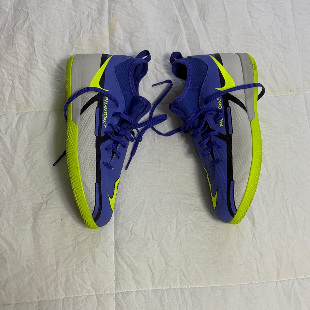 Nike Indoor Soccer Shoes - Picture 3 of 5
